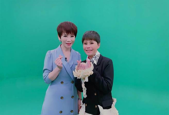 詹雅雯（右）接受《新聞高峰會》主持人陳雅琳專訪。（華視提供）