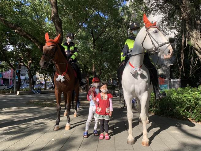 最令小朋友感到新奇的，就是警察局旁邊空地的騎警隊，民眾都爭相跟馬匹合影。(新北市警察局提供)