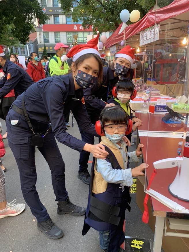 婦幼隊的警花教射擊體驗攤位最受到民眾歡迎。(新北市警察局提供)