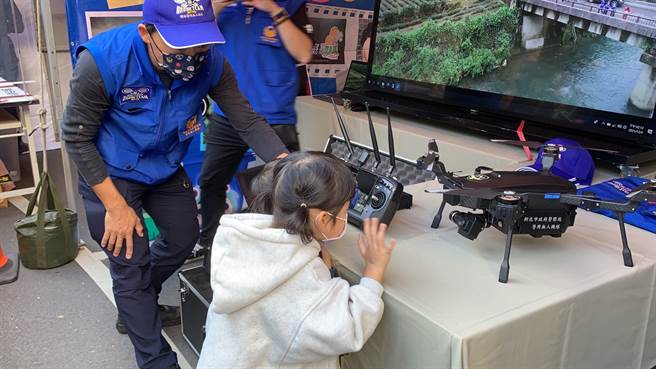 警察局警用無人機隊展示，最令小朋友感到新奇。(新北市警察局提供)