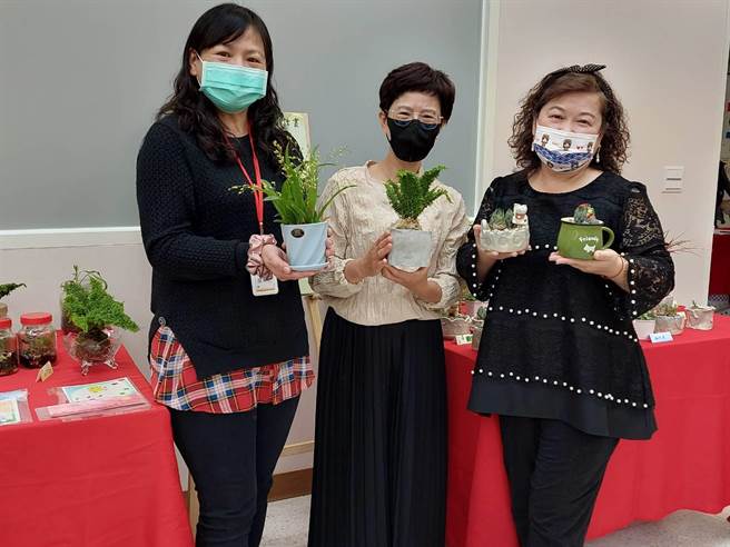 台中市社会局推动「大人读册去，银向学习」计画，承办多元课程的圆心元协会今天举办成果展。(主办单位提供／林欣仪台中传真)