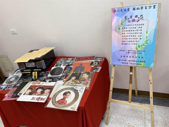 台中市社会局推动「大人读册去，银向学习」计画，承办多元课程的圆心元协会今天举办成果展。(主办单位提供／林欣仪台中传真)