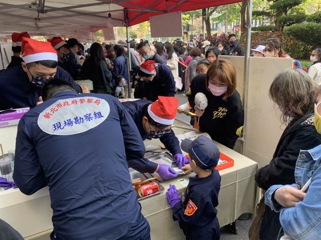 鑑識中心更將「犯罪現場」搬到戶外，讓民眾體驗採集指紋的新奇。(新北市警察局提供)