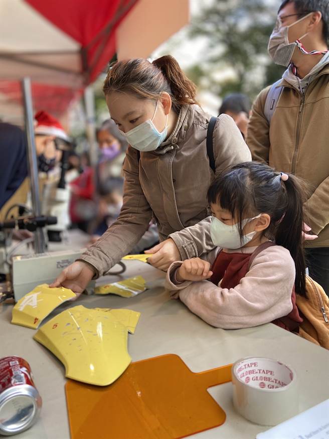 鑑識中心更將「犯罪現場」搬到戶外，讓民眾體驗採集指紋的新奇。(新北市警察局提供)