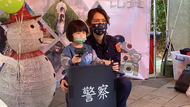 警察局結合自辦的園遊會活動，將犯罪預防宣導融入其中，一方面能讓民眾感受耶誕氛圍，一方面也能增長預防犯罪知識。(新北=市警察局提供)