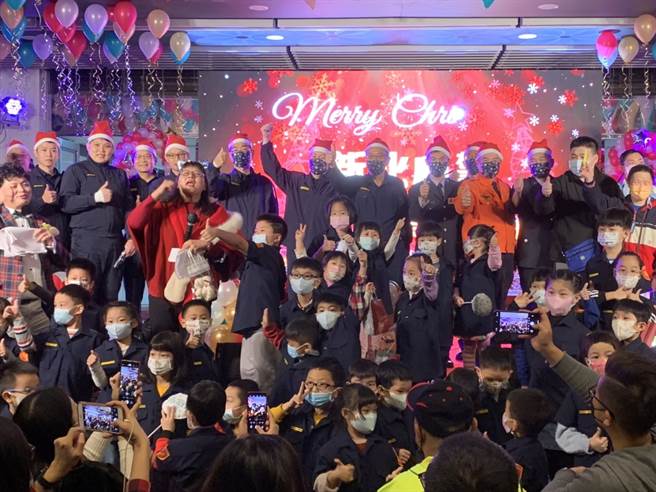 新北市警察局舉辦耶誕園遊會，精心設計各種宣導攤位，民眾紛紛帶著小孩到場玩樂，將警察局門口擠得水洩不通，。(新北市警察局提供)