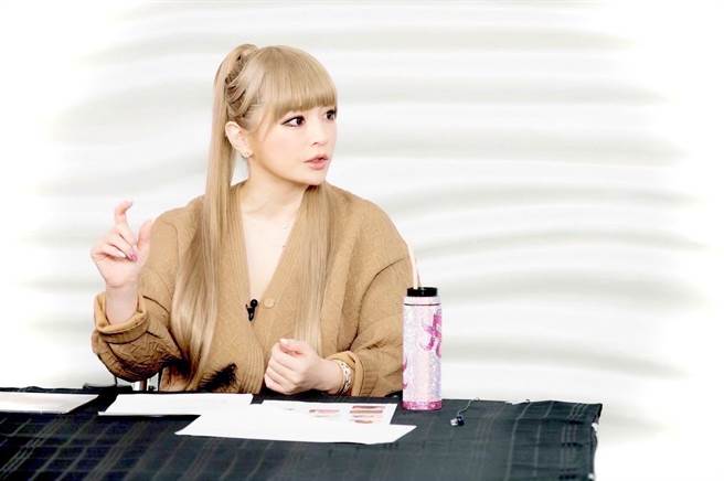 滨崎步对最终决选10位参选者评选态度认真。（17LIVE提供）