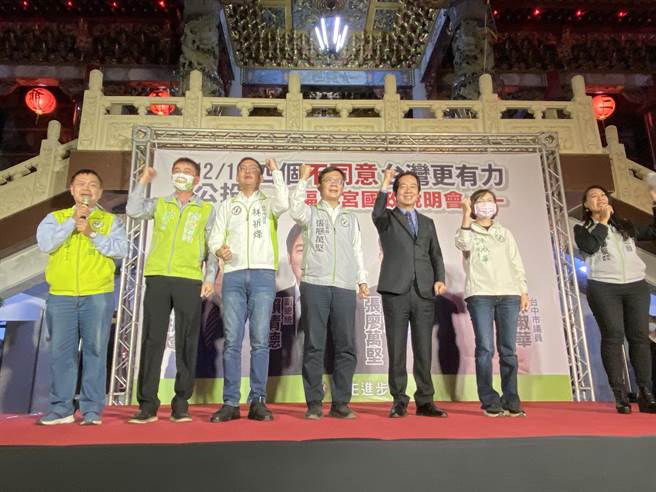 副总统赖清德强调，公投要投下四个不同意是要让各行各业未来无顾虑，帮忙企业忙解决问题。（卢金足摄）