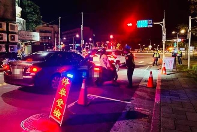 北市警南港分局聯手環保局及監理所，執行噪音、改裝車輛暨酒後駕車聯合稽查。(翻攝照片／林郁平台北傳真）