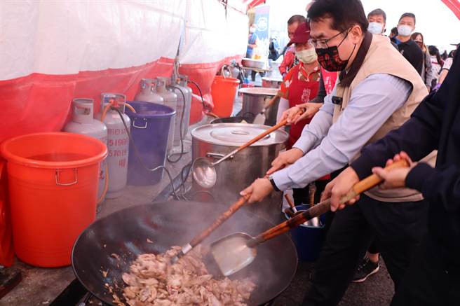 台南市长黄伟哲（右）参加西港胡麻节活动，亲自炒麻油鸡。（刘秀芬摄）