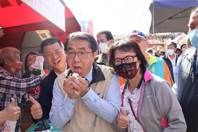 台南市长黄伟哲大啖流沙胡麻包。（刘秀芬摄）