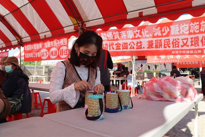 西港公所提供蔺草包DIY体验。（刘秀芬摄）