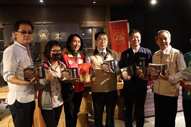 西港农会今年新推出麻油鸡料理包。（刘秀芬摄）