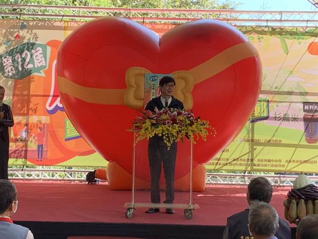 高雄市长陈其迈今天出席高雄杉林瓜瓜节时宣布，高雄市明年试办的农产业保险再加码到3成，再加上农委会补助5成，希望稳定农民收益，全力照顾农民。(高雄市农业局提供／林雅惠传真)