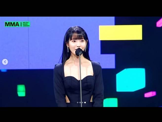 IU时隔4年出席MMA，罕见性感装扮惊艳全场。(图/ 摘自IG)