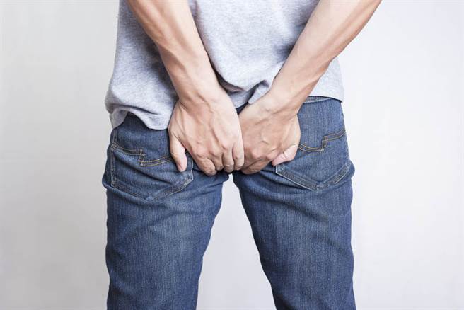 男子在家中打扫时，意外跌坐在一枚二战时期的「反坦克炮弹」上。（示意图／达志影像）