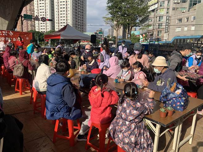 板桥区公所今（4日）于板桥花市举办「2021板桥花市欢庆耶诞暨爱心捐发票公益活动」活动。（板桥区公所提供）