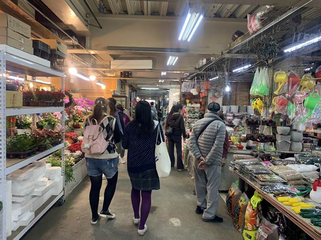 板桥区公所今（4日）于板桥花市举办「2021板桥花市欢庆耶诞暨爱心捐发票公益活动」活动。（板桥区公所提供）