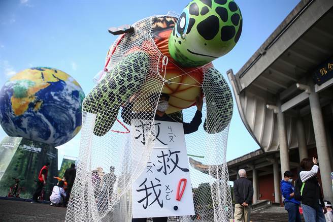 《2021台灣永續行動周》現場許多動物人偶穿梭在國父紀念館廣場，讓觀眾反思環境的重要。（鄧博仁攝） 