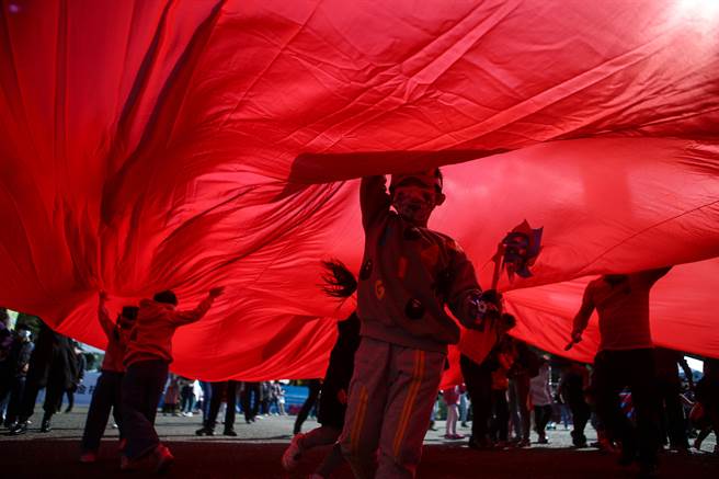 《2021台灣永續行動周》開幕式以紙風車劇團古文明大遊行開始，《動物大逃亡》情境互動、上百位演員帶來精彩演出，讓觀眾反思環境的重要。（鄧博仁攝） 