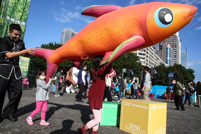 現場許多動物人偶穿梭在國父紀念館廣場，也邀請小朋友一起互動，讓民眾反思環境的重要。（鄧博仁攝） 