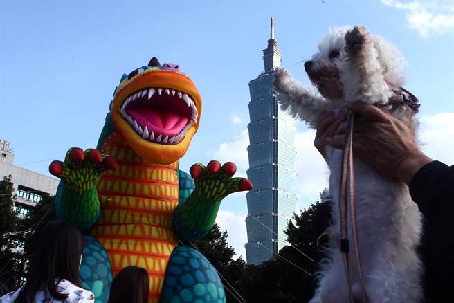 現場許多巨型的充氣動物在國父紀念館廣場上，民眾抱起小狗互動。（鄧博仁攝） 