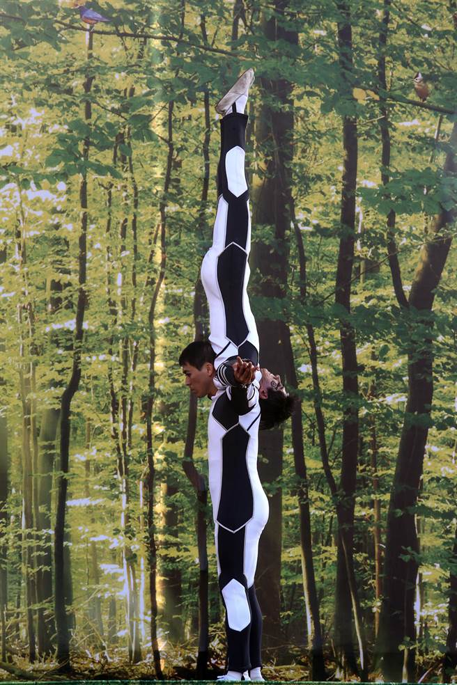 《2021台灣永續行動周》台上演出《永續環保劇》、《超人特攻隊》和經典劇碼《巫頂環遊世界》，在活動場域還有《動物大逃亡》情境互動、上百位演員帶來精彩演出，讓觀眾反思環境的重要。（鄧博仁攝） 