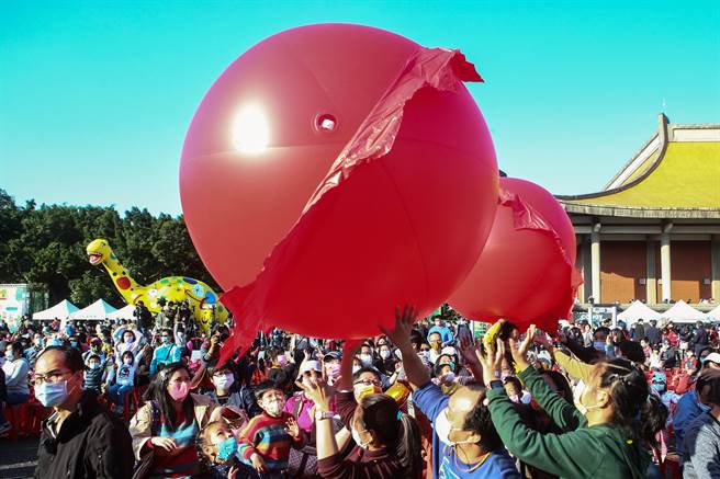 在活動場域還有《動物大逃亡》情境互動、上百位演員帶來精彩演出，讓觀眾反思環境的重要。（鄧博仁攝） 