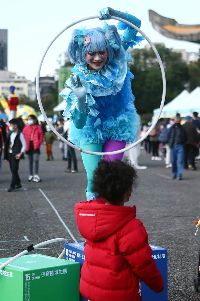 《2021台灣永續行動周》4日開幕在國父紀念館廣場舉行，吸引許多大朋友小朋友一起參與。（鄧博仁攝） 