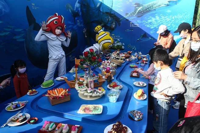 《2021台灣永續行動周》4日開幕在國父紀念館廣場舉行，吸引許多大朋友小朋友一起參與。（鄧博仁攝） 