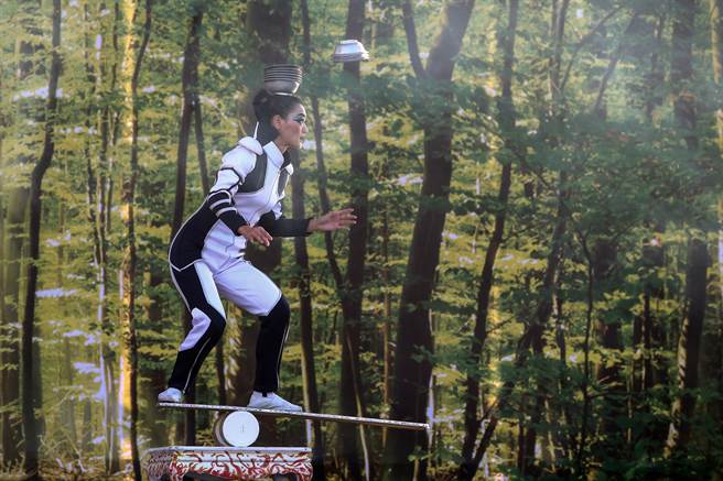 開幕式以紙風車劇團古文明大遊行開始，到台灣廟會的表演，象徵台灣有許多珍貴的大自然風景及民俗文化活動值得永續經營與保存。（鄧博仁攝） 