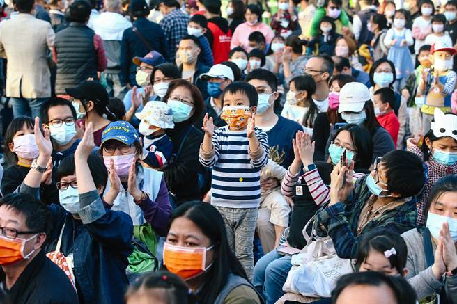 《2021台灣永續行動周》4日開幕在國父紀念館廣場舉行，吸引許多大朋友小朋友一起參與。（鄧博仁攝）