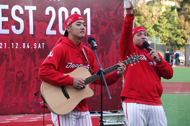 「吉拿棒」组合朱祥麟（左）、吉力吉捞・巩冠。（毛琬婷摄）