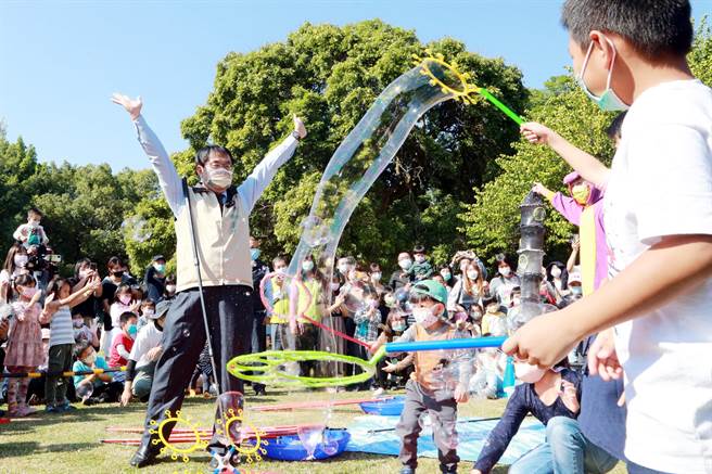 南市耶誕跨年首場親子活動總爺藝文中心登場，黃偉哲與小朋友玩嗨了。（台南市政府提供／劉秀芬台南傳真）