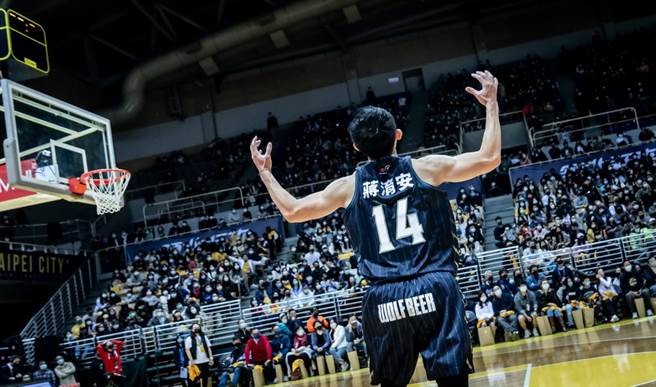 蒋淯安投进超大号绝杀三分球之后高举双手庆祝。(台啤英熊提供)