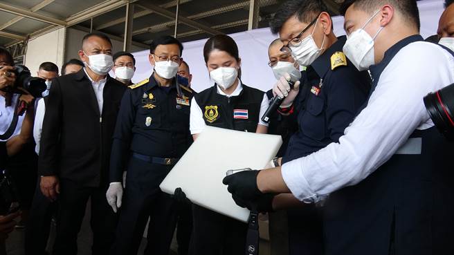 泰國警方、關務單位和法務部調查局攜手3日在曼谷的碼頭攔截一批夾藏在161片矽膠地板中的結晶狀安非他命，圖為4日的記者會中展示出這些矽膠地板。(中央社記者呂欣憓曼谷攝)