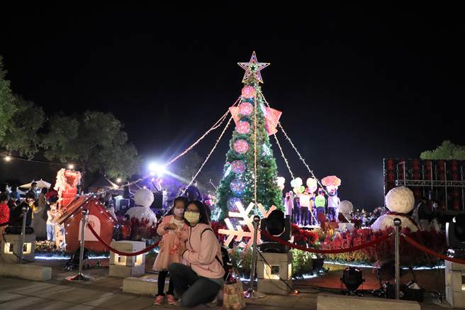 台南市民治市民广场4日晚间举行耶诞点灯活动。（刘秀芬摄）