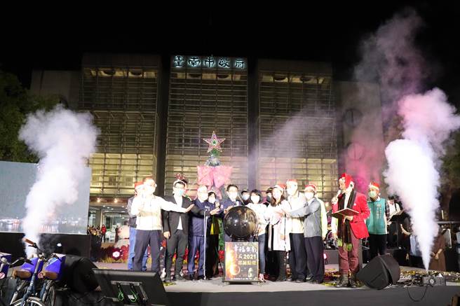 台南市民治市民廣場4日晚間舉行耶誕點燈活動。（劉秀芬攝）