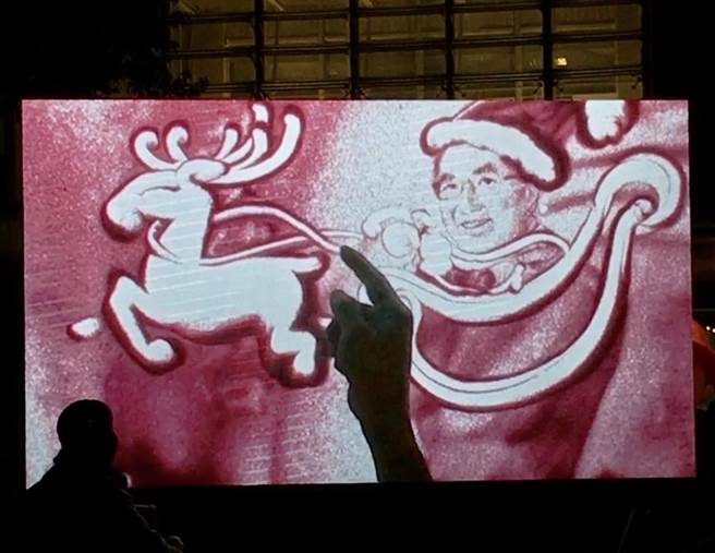 台南市民治市民廣場4日晚間舉行耶誕點燈活動，點燈儀式前還播放沙畫大師莊明達為台南量身製作的沙畫影片。（台南市府提供／劉秀芬台南傳真）