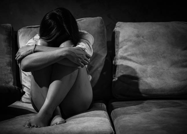 少女遭父亲反对交男友，竟遭到父亲压在床上掀开上衣、不断揉捏胸部，父亲怒骂「妳是不是因为胸部越来越大，才开始找男人了对不对？」（示意图/Shutterstock提供）