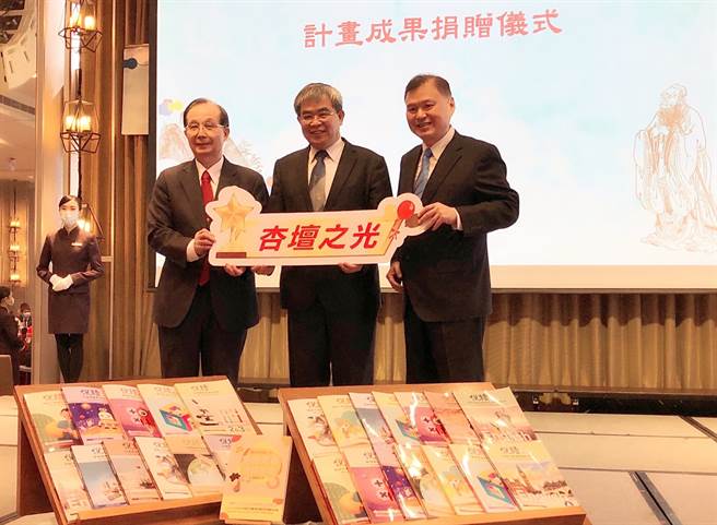 教育部政务次长蔡清华（图中），接受中华未来学校教育学会捐赠「素养导向一贯化课程之创新教案与命题」成果。（摄影/王雅芬）

