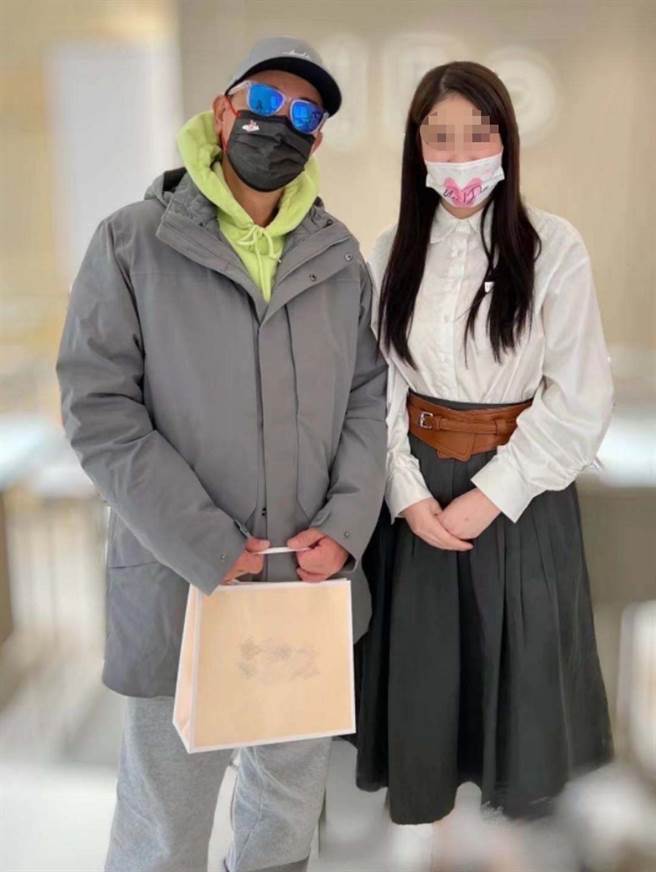 柜姐开心地分享和陈小春的合照。(图/ 摘自微博)