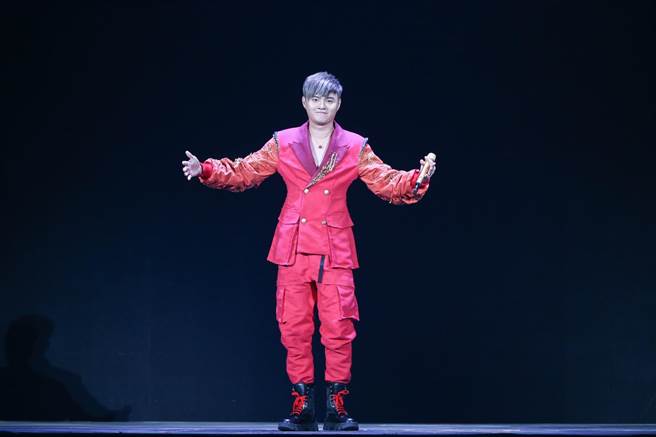 许富凯首度在小巨蛋开唱，气势十足。（罗永铭摄）