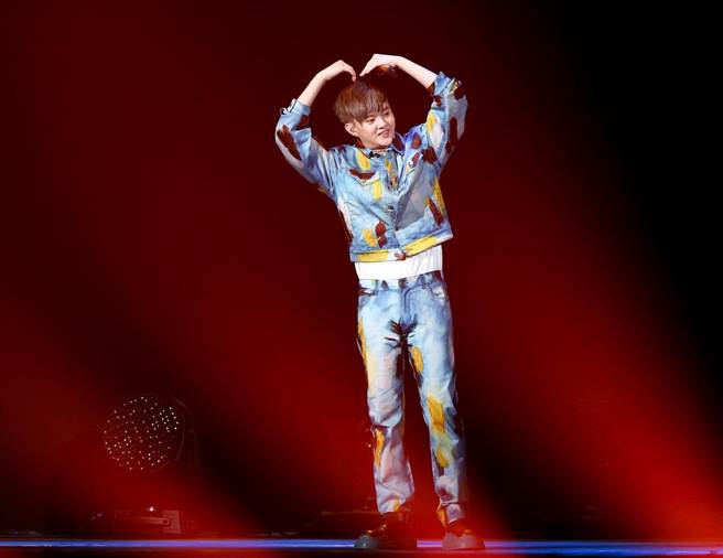 许富凯首度在小巨蛋开唱，气势十足。（罗永铭摄）