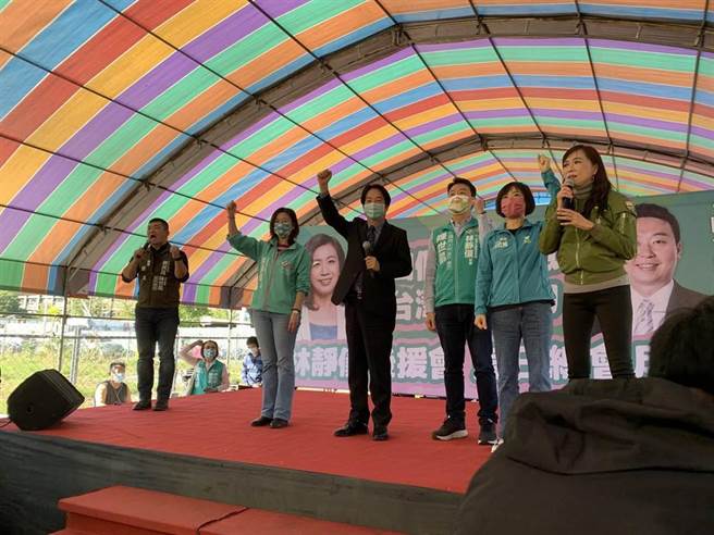 副总统赖清德(左三)澄清莱克多巴胺不是毒药的完整说法。(林欣仪摄)
