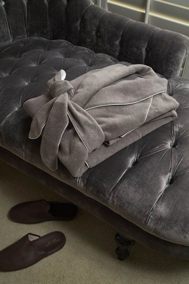 寬庭美學獨家重磅豪華 八件組，搭贈艾倫家居袍。（寬庭美學提供）