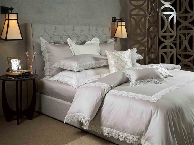 寬庭美學伊凡娜義大利長纖棉蕾絲寢飾，原價5萬1670元，活動價1萬8085元。（寬庭美學提供）