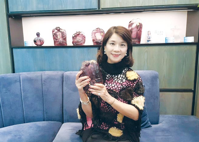 陈志芬琉璃作品《人间》曾入选大墩奖，描述人生百态，用东来紫气再佐烧金质，呈现另一高贵神秘魅力面貌。　图／梁雅琼提供