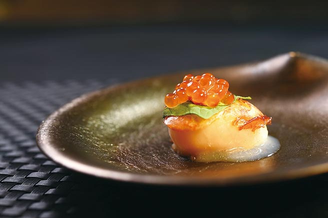 〈香煎大干貝〉用了鮭魚卵和紫蘇葉搭配，呈盤形色悅目誘人。圖／姚舜