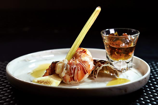 〈鐵板龍蝦〉呈盤時會搭配茭白筍和橙味晶凍，整體形色不俗。圖／姚舜